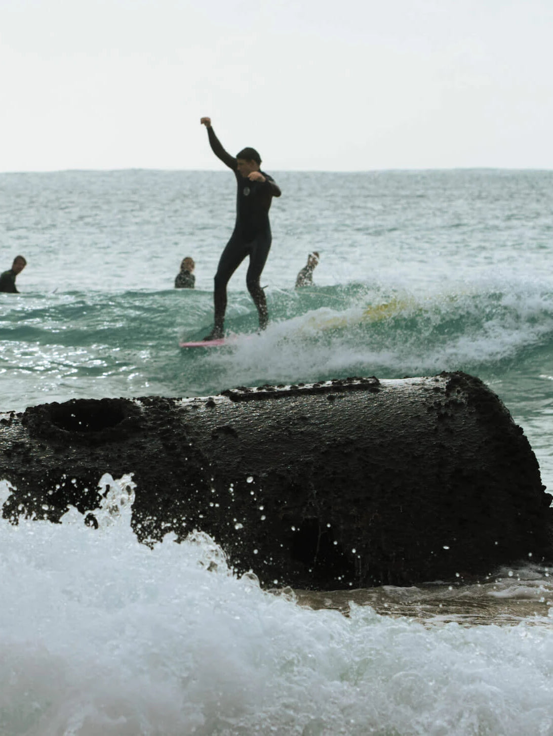 Jan Majora surft mit einem Longboard am Mareta Beach Sagres