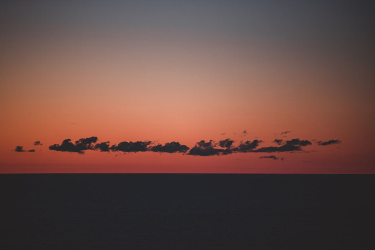 Rote Wolken bei Sonnenuntergang Ostsee