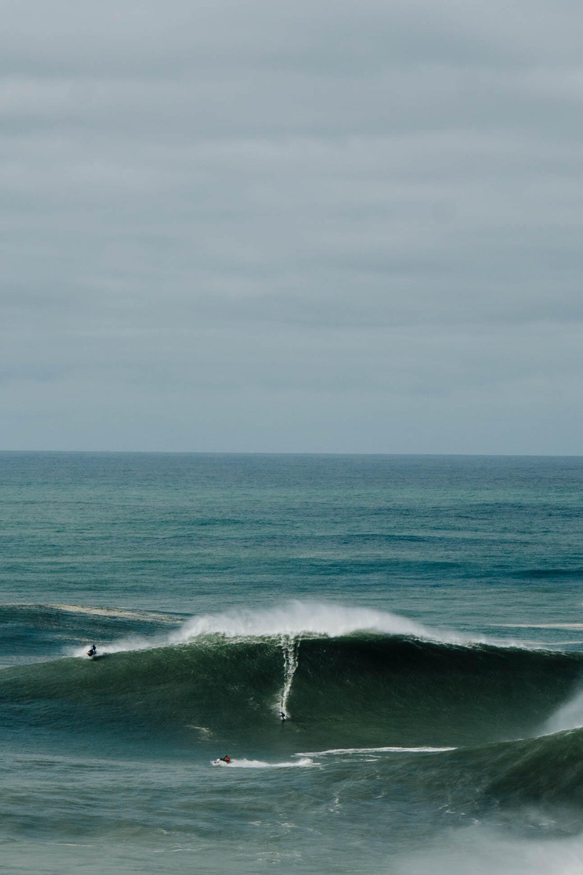 Surfer reitet Riesenwelle am Praia do Norte