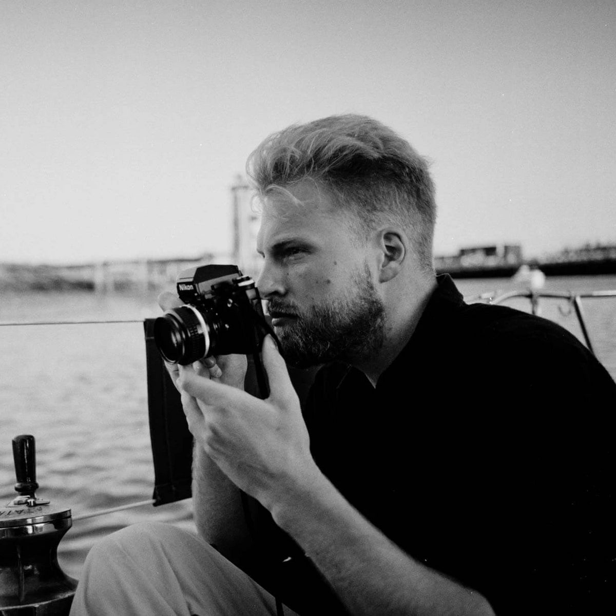 Tim Schulz fotografiert auf Segelboot vor Norderney