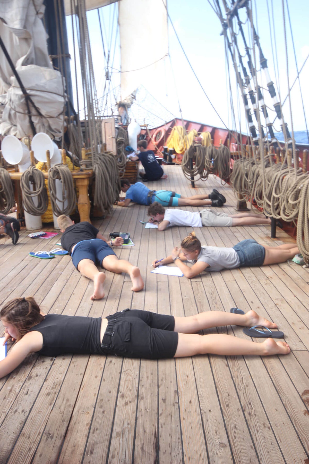 Schüler bei Klausur auf Deck der High Seas Highschool