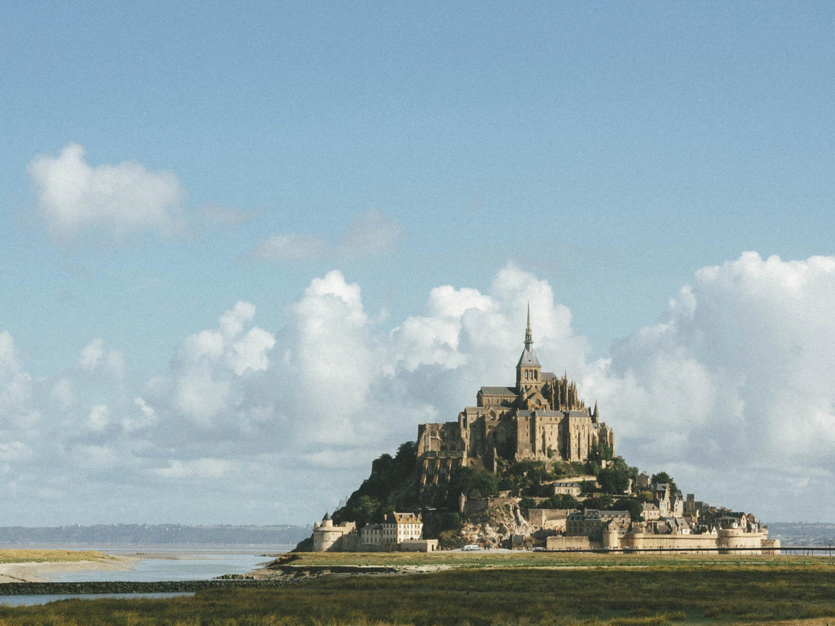 Die kleine Insel Mont-Saint-Michel mit ihrem Abtei aus der Ferne