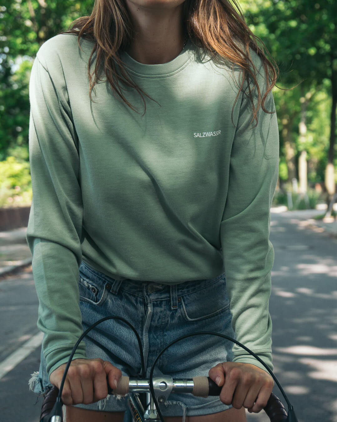 Grünes Longsleeve von SALZWASSER mit weißem Schriftzug auf der linken Brust