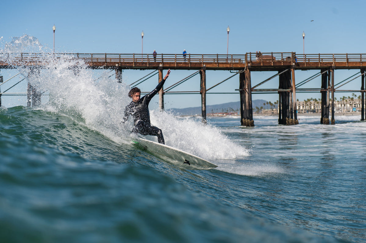 Finn Springborn surft in Kalifornien