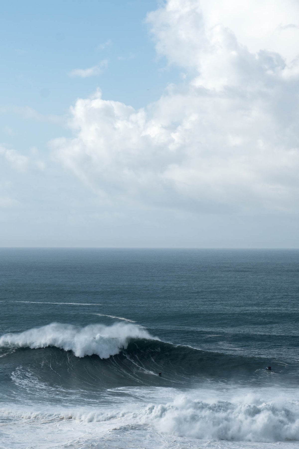 Surfer auf Riesenwelle am Praia do Norte