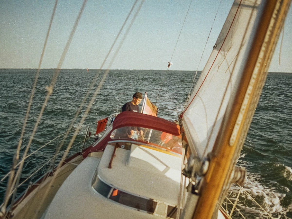 Jan Majora segelt das Segelboot Atair vor Norderney