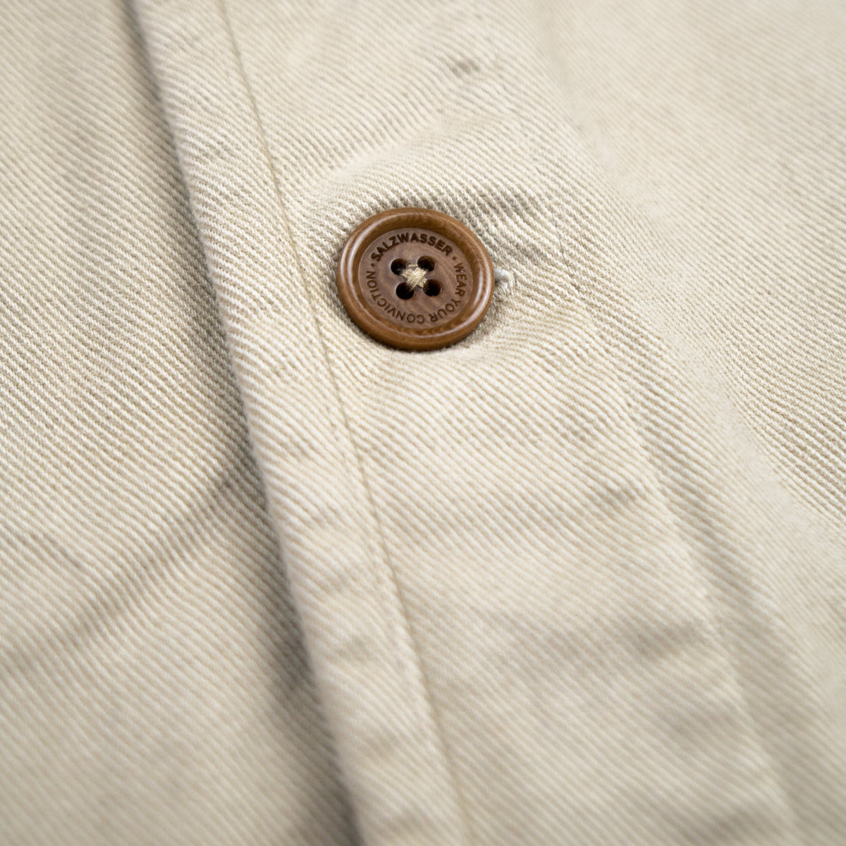 Overshirt SALZWASSER Beige Corozo Knopf mit Gravur an SALZWASSER Hemd