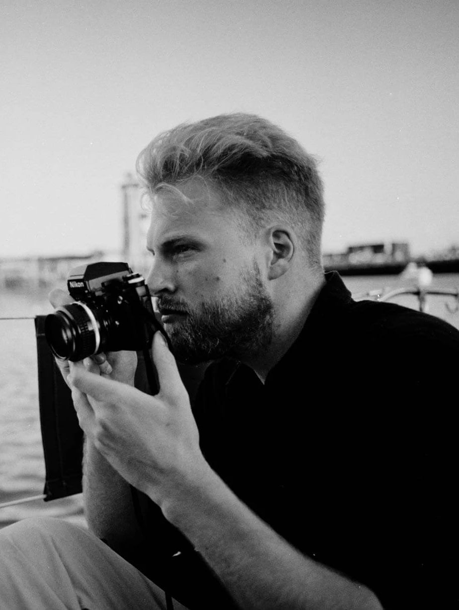 Tim Schulz fotografiert mit einer analogen Kamera