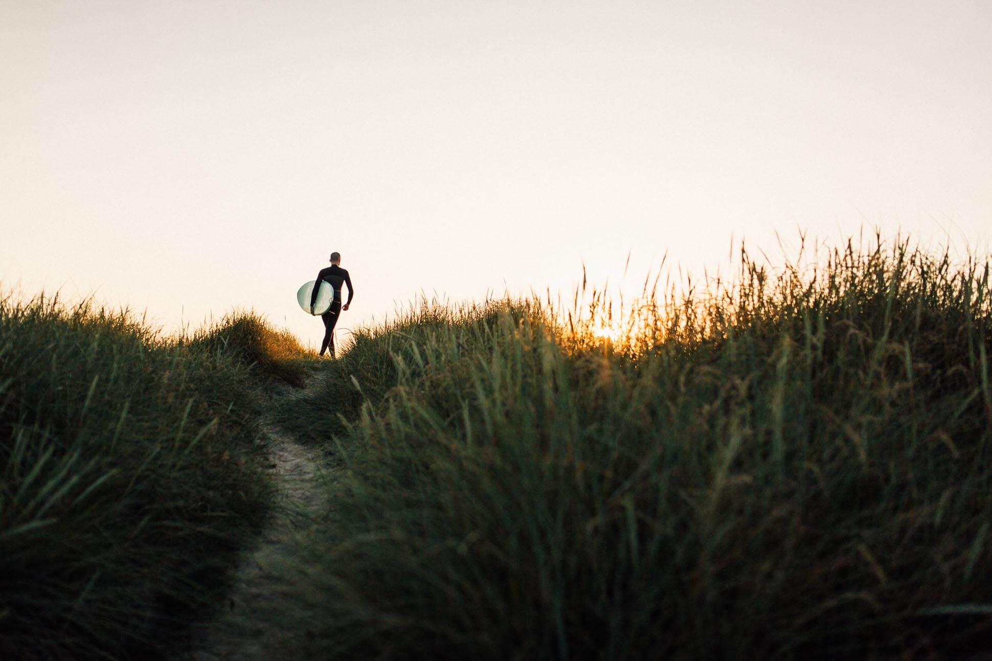 Wellenreiten im Nationalpark Thy Longboarder auf Dünen von Klitmoeller