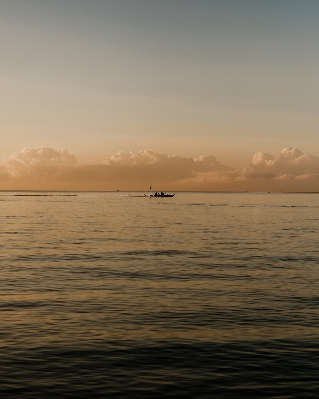 Minimalistische Freizeit Sport am Meer mit Freunden in Hamburg