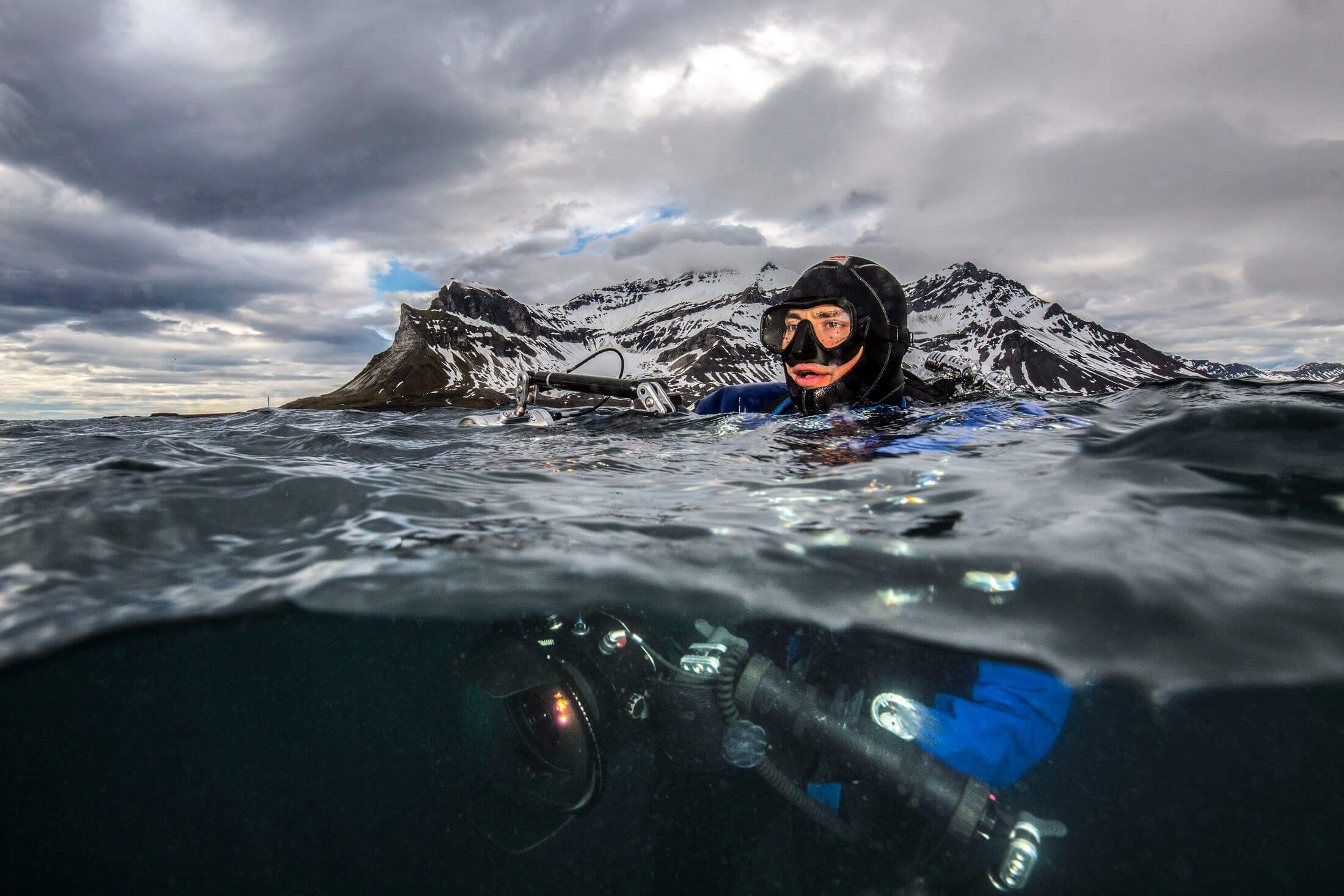 Kaltes Gewässer Uli Kunz Uli Kunz taucht im kalten Wasser