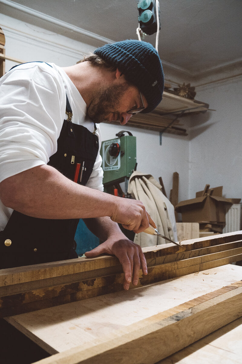 Nachhaltiges Longsleeve an Mann in Hamburger Holzwerkstatt