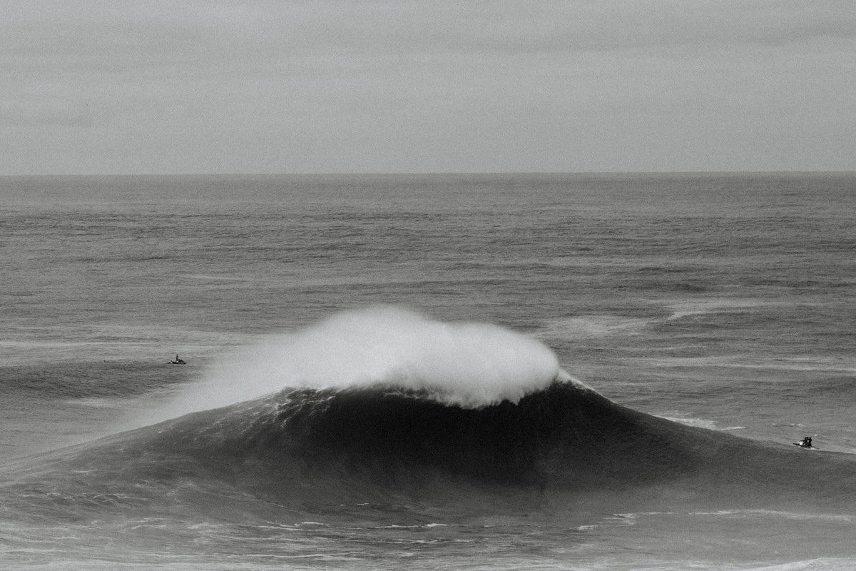 Welle bricht am Strand Praia do Norte