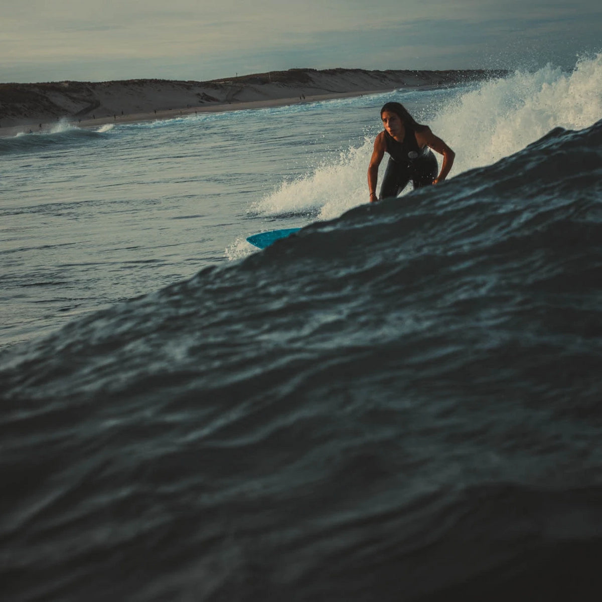 Veronica Steigner longboardet in Contis Plage