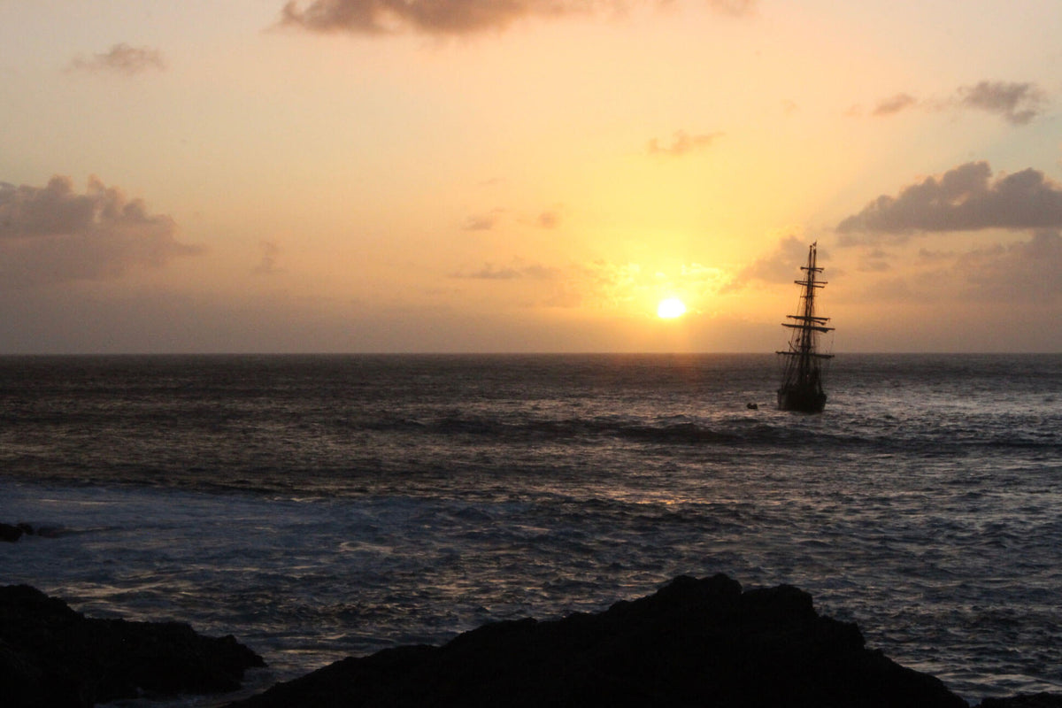 Schulschiff der High Seas High School in Bucht