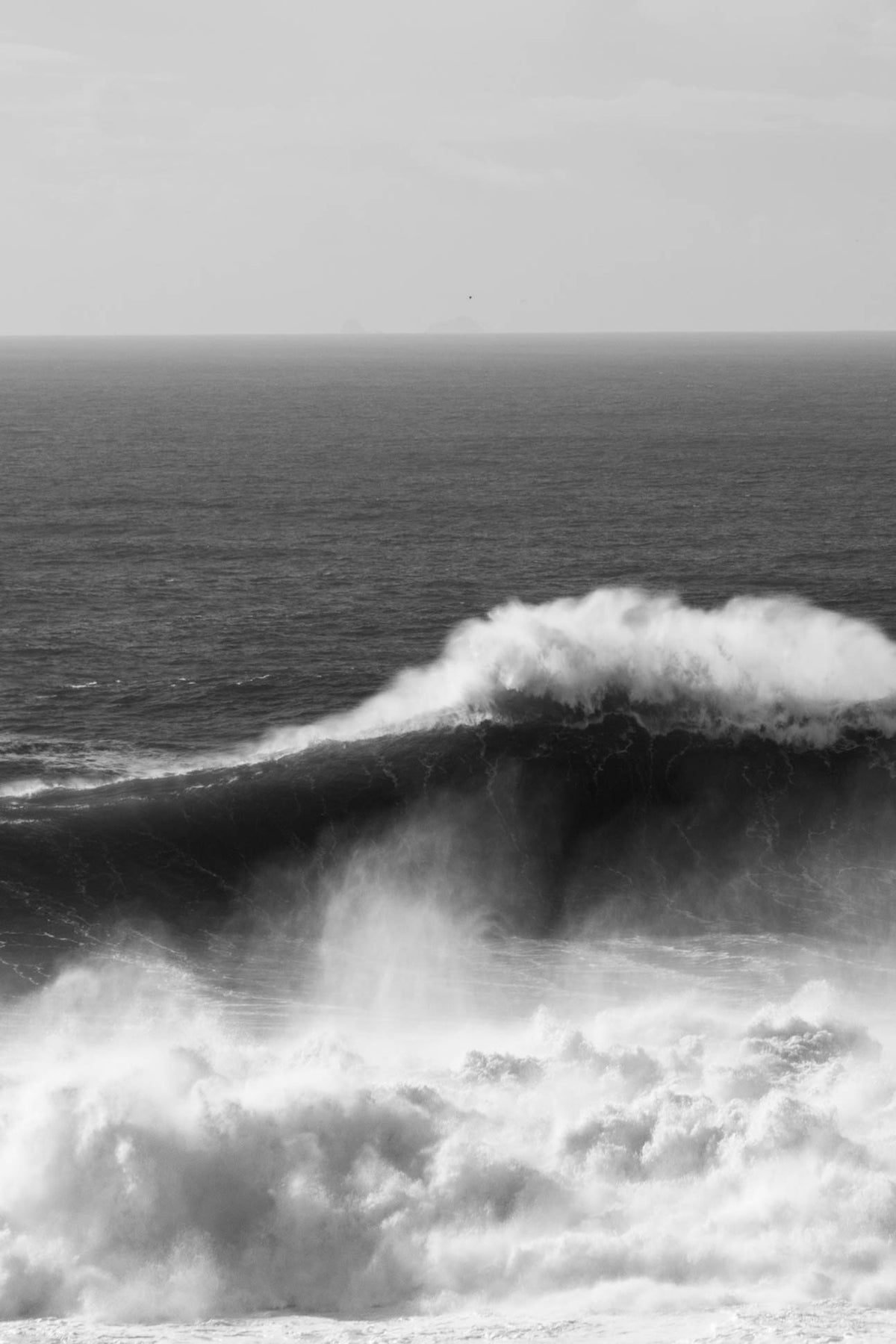 Riesenwelle mit Offshore Wind am Praia do Norte