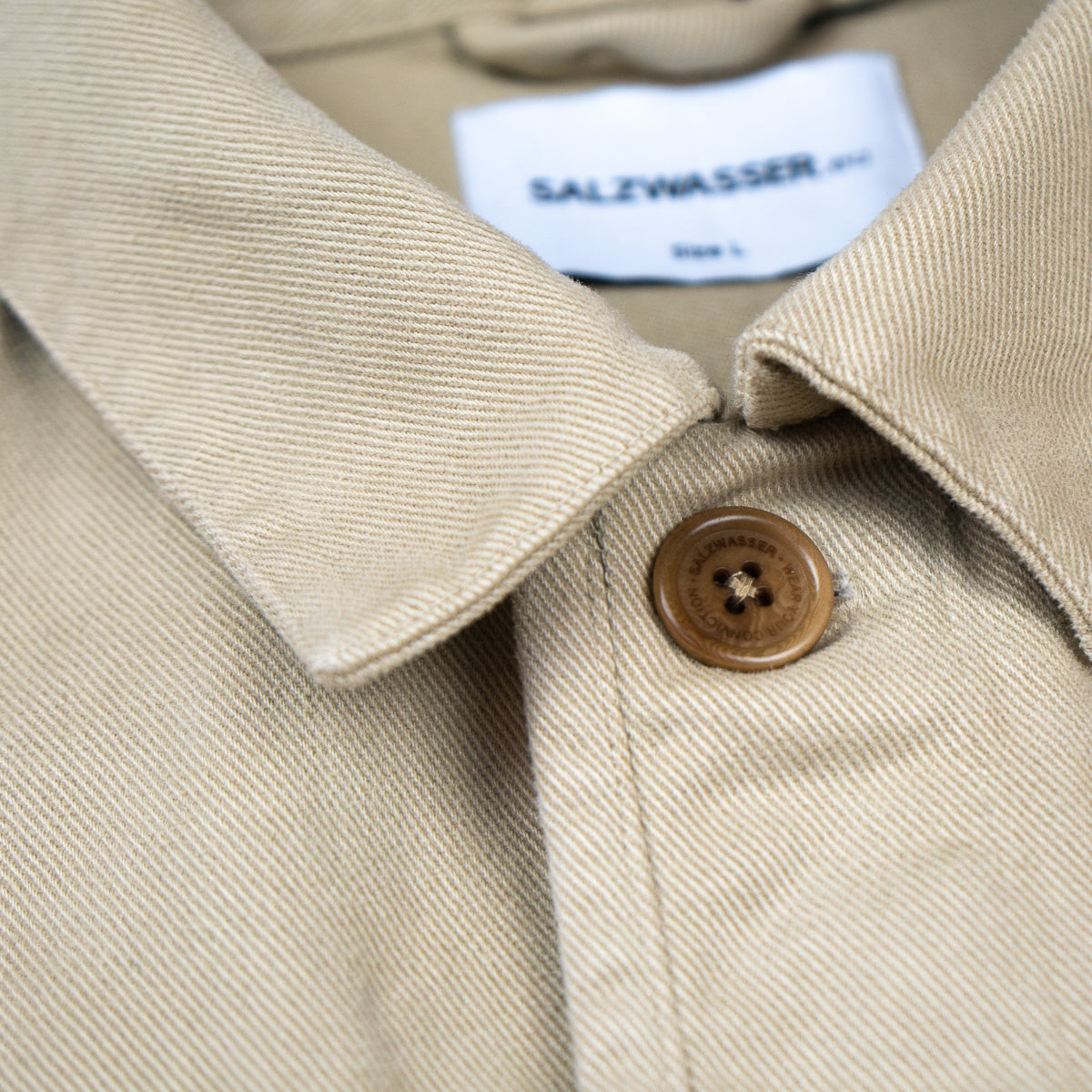 Hemdkragen vom SALZWASSER Overshirt mit Corozo Knopf