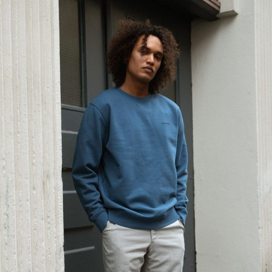 Nachhaltiger und fair hergestellter blauer Sweater aus Bio-Baumwolle als Casual Outfit 2022
