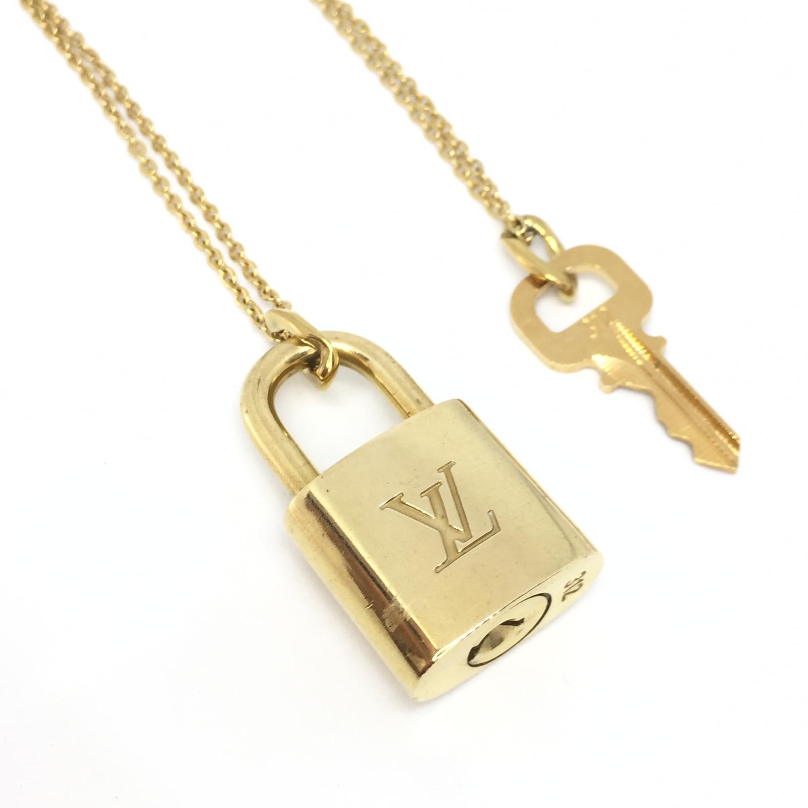 Louis Vuitton LV and Me Gold Tone R Pendant Necklace For Sale at 1stDibs