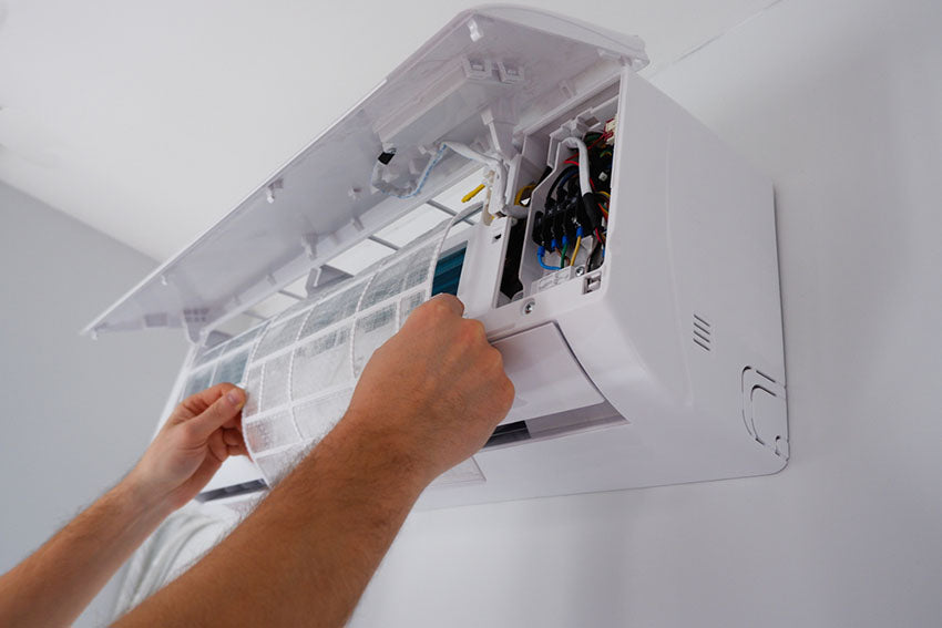 maintenance air conditioner technician