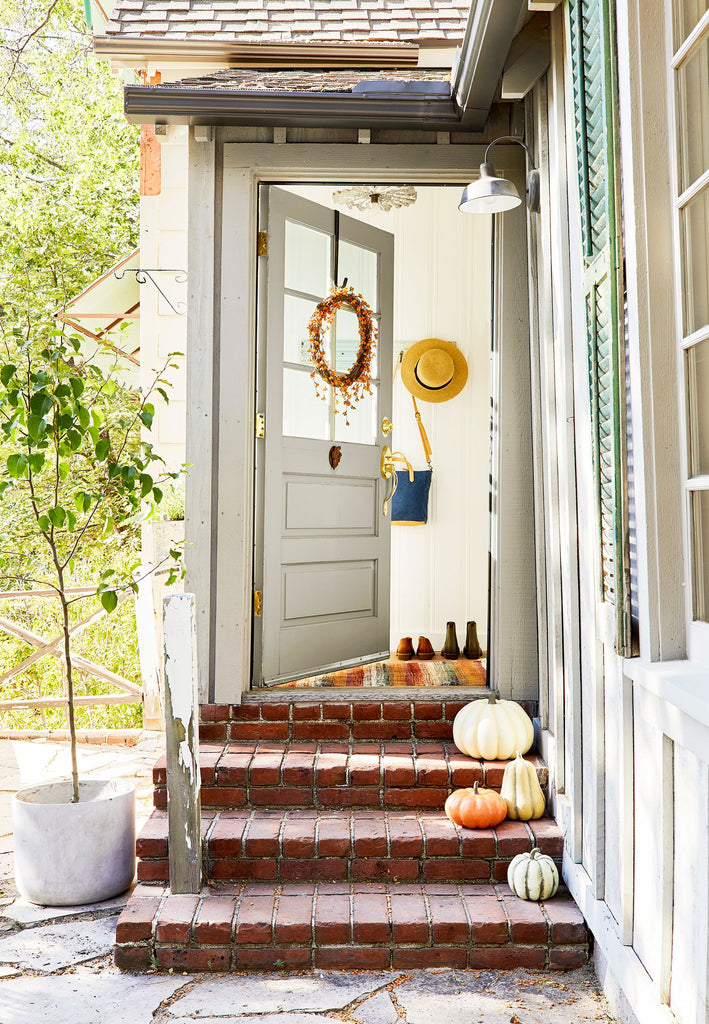 https://www.housebeautiful.com/design-inspiration/g21287611/fall-door-decorations/