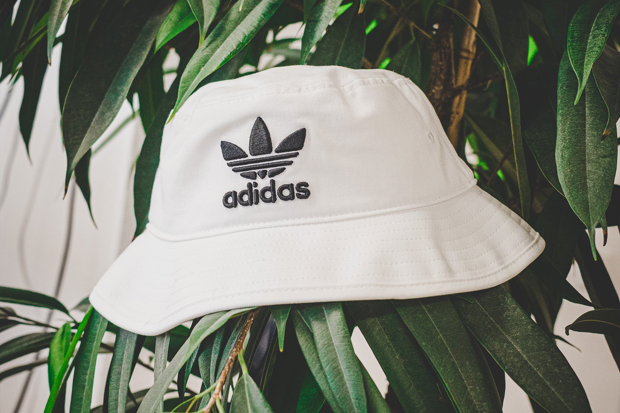 Adidas Bucket Hat in weiß mit Logo