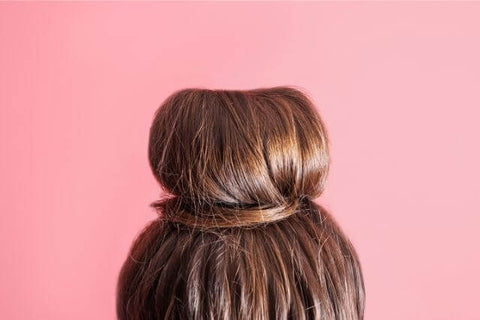 Comment relever les cheveux en chignon ?