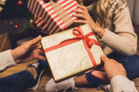 Wie verpackt man Weihnachtsgeschenke?