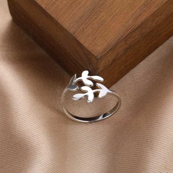 Verstellbarer Olivenzweig-Blatt-Ring. Kaufen Sie Schmuck auf Mounteen. Weltweiter Versand möglich.