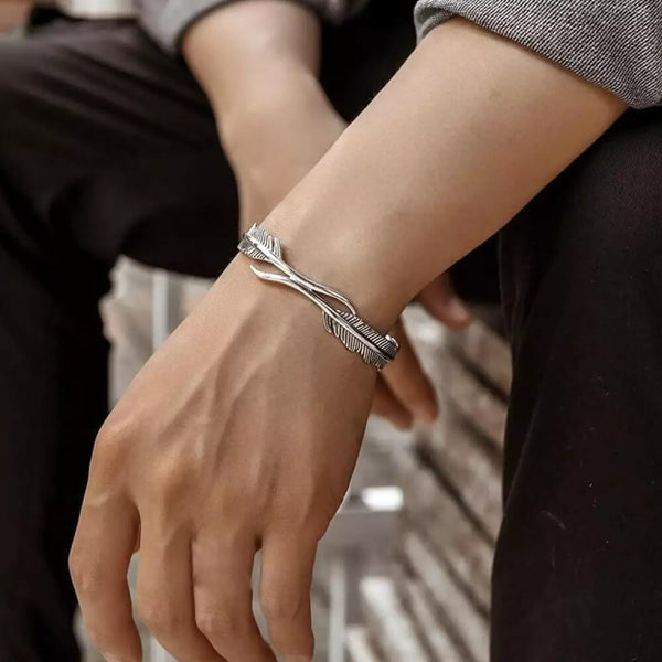 Bracelet plume d’argent symbolique réglable. Achetez des bracelets sur Mounteen. Expédition mondiale disponible.