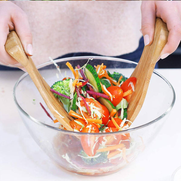 Bambussalat servieren und mit den Händen mischen. Kaufen Sie Mixer und Shaker für Salatdressings auf Mounteen. Weltweiter Versand möglich.