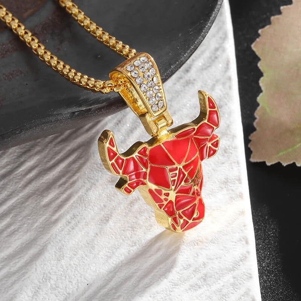 Flache rote Stierkopf-Halskette in Gold – Mounteen