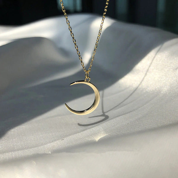 Collier croissant de lune en or et argent. Achetez des bijoux sur Mounteen. Expédition mondiale disponible.