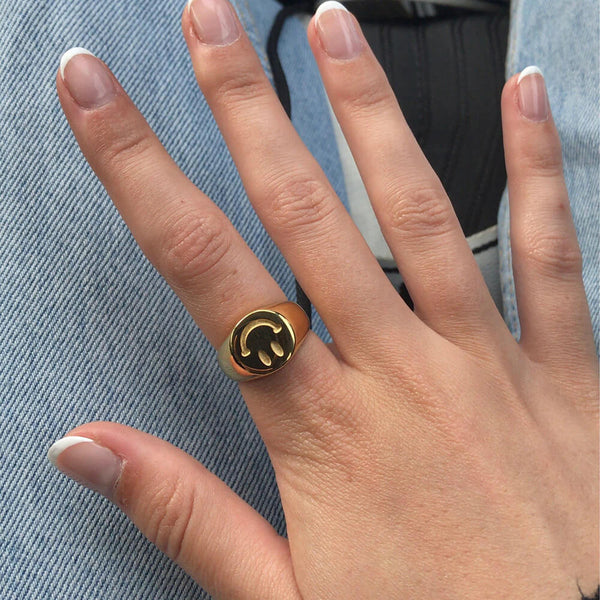 Goldener Smiley-Ring. Kaufen Sie Schmuck auf Mounteen. Weltweiter Versand möglich.