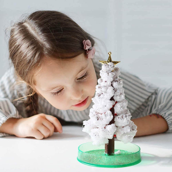 Magisch wachsendes Weihnachtsbaumspielzeug. Kaufen Sie Lernspielzeug auf Mounteen. Weltweiter Versand möglich.