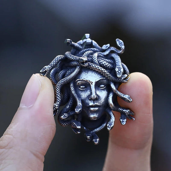 Medusa-Frau mit Schlangenhaar-Gorgon-Halskette in Calm – Mounteen