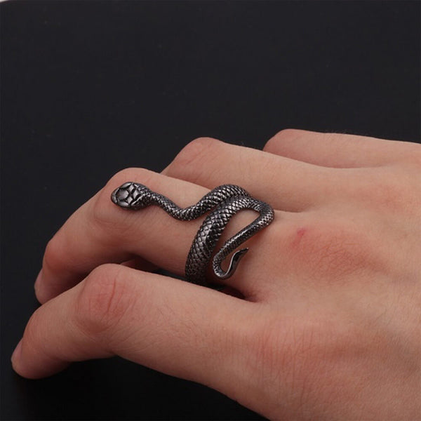 Bague serpent réglable métallique. Achetez des bijoux sur Mounteen. Expédition mondiale disponible.