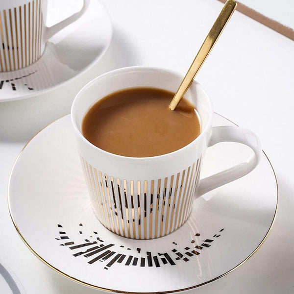 Tasse et soucoupe anamorphiques miroir. Achetez des tasses à café et à thé sur Mounteen. Expédition mondiale disponible.