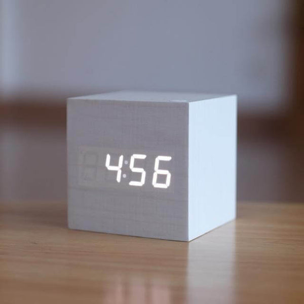 Horloge numérique moderne en bois. Achetez des horloges de bureau et d’étagère sur Mounteen. Expédition mondiale disponible.