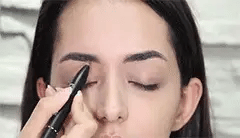 So wenden Sie einen Make-up-Stift an