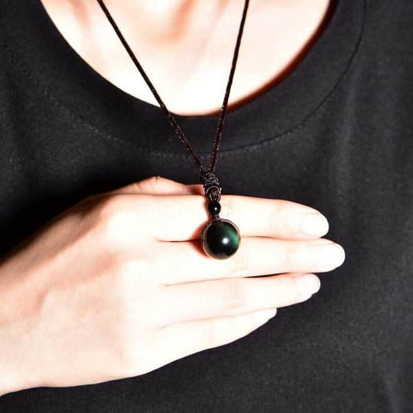 Collier obsidienne en cristal pour femme. Achetez des bijoux sur Mounteen. Expédition mondiale disponible.