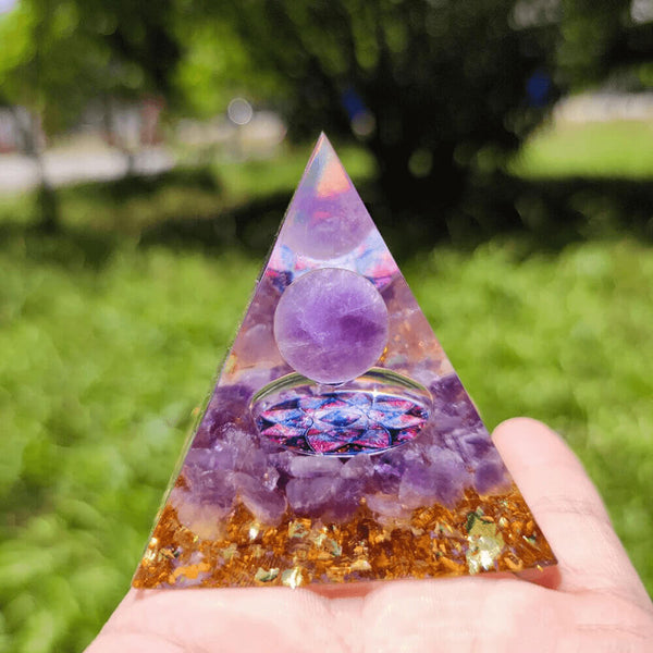 Pyramide d'orgone gardienne de tranquillité d'esprit. Achetez des figurines sur Mounteen. Expédition mondiale disponible.