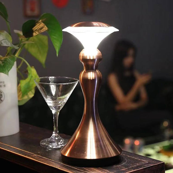 Lampe de bar et de table rechargeable à LED rétro. Achetez des lampes sur Mounteen. Expédition mondiale disponible.