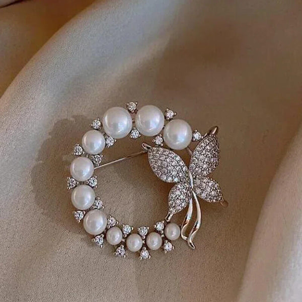Mit Strass besetzte Schmetterlingsbrosche mit synthetischen Perlen in Silber – Mounteen