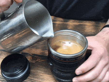 Selbstrührende Kameraobjektiv-Kaffeetasse