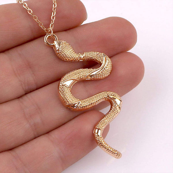 Collier pendentif serpent avec chaîne à maillons. Achetez des bijoux sur Mounteen. Expédition mondiale disponible.