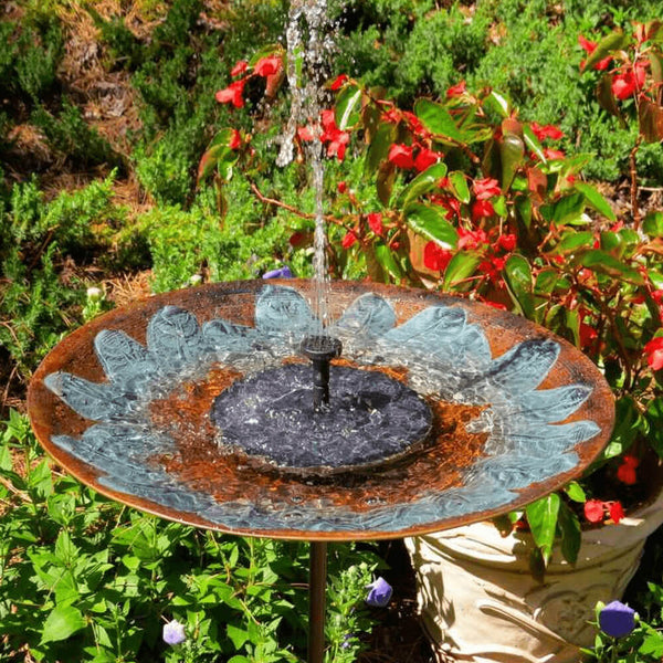 Fontaine solaire pour bain d’oiseaux. Achetez des fontaines et des cascades sur Mounteen. Expédition mondiale disponible.