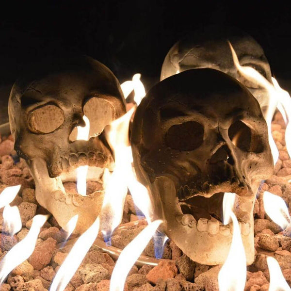 Erschreckende Feuerstelle mit menschlichem Schädel. Kaufen Sie saisonale und festliche Dekorationen auf Mounteen. Weltweiter Versand möglich.