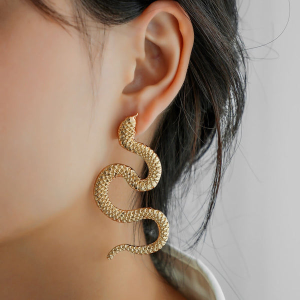 Boucles d'oreilles serpent en alliage de zinc. Achetez des boucles d’oreilles sur Mounteen. Expédition mondiale disponible.