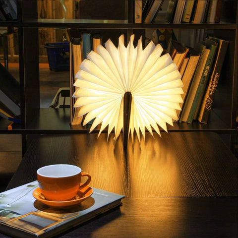 Diese klappbare LED-Buchlampe eignet sich perfekt für den Nachttisch, das Wohnzimmer und den Essbereich.